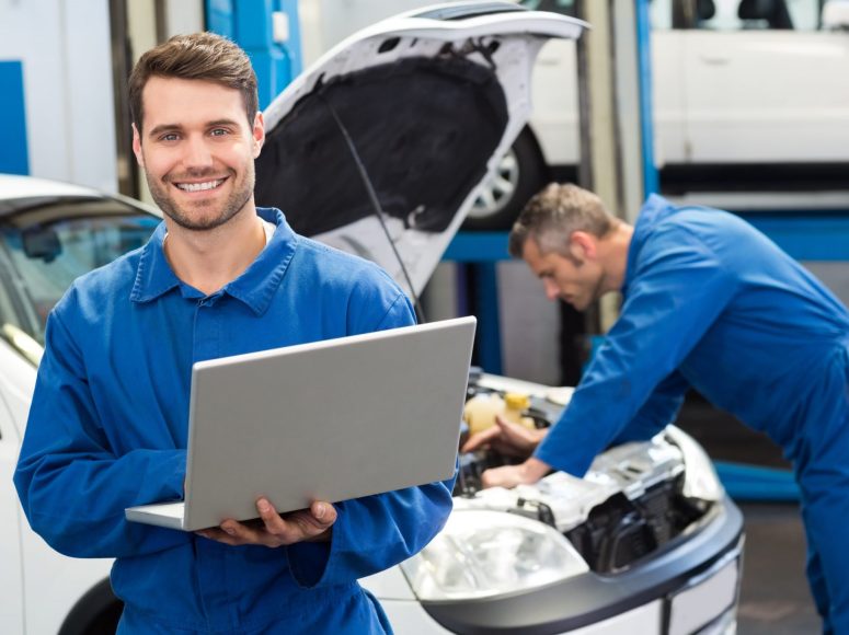 zwei Mechaniker, die die Reparatur und Wartung durchführen bei TOP Markenspezialist Autohaus Pahnhenrich, Spezialist für Renault, Dacia in Umgebung Rietberg, Rheda, Wiedenbrück, Bielefeld, Paderborn, Lippstadt, Warendorf