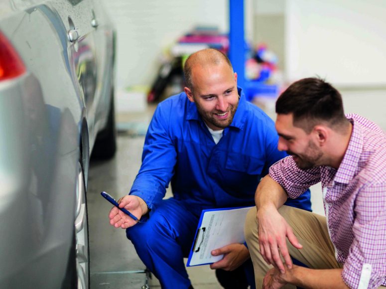Mechaniker und Kunden besprechen Herstellergarantie beibehalten bei TOP Markenspezialist Autohaus Pahnhenrich. Spezialist für Renault, Dacia