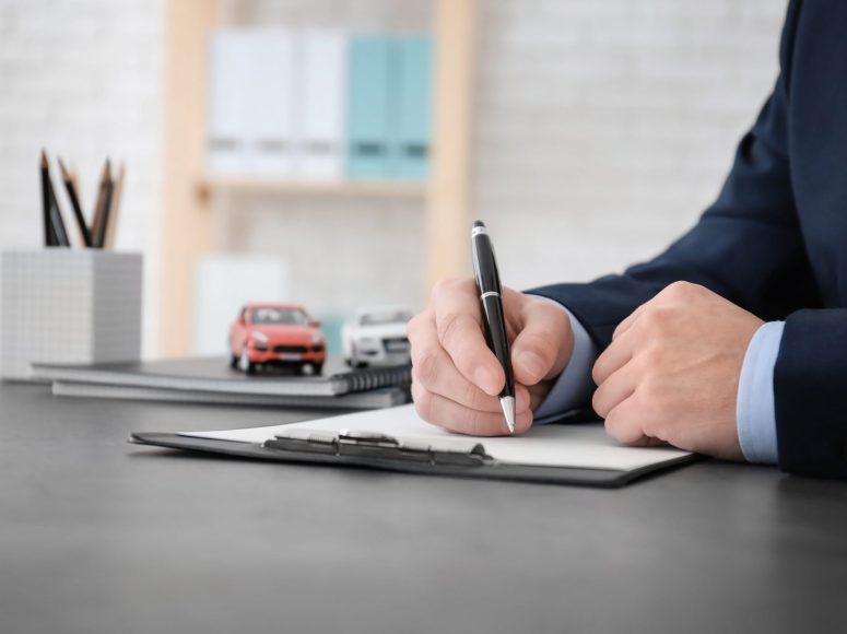 Kunde von Autohaus Pahnhenrich TOP Markenspezialist für Renault, Dacia unterzeichnet eine Neuwagen-Vollmacht.